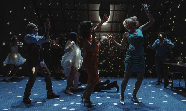 «Μέχρι να σβήσουν τ' άστρα»: Η παράσταση του Βαγγέλη Θεοδωρόπουλου για τις οικογενειακές σχέσεις