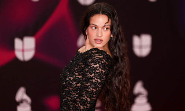 Η Rosalía ντύθηκε «η πριγκίπισσα και το... μαργαριτάρι» για να ερμηνεύσει το νέο της τραγούδι