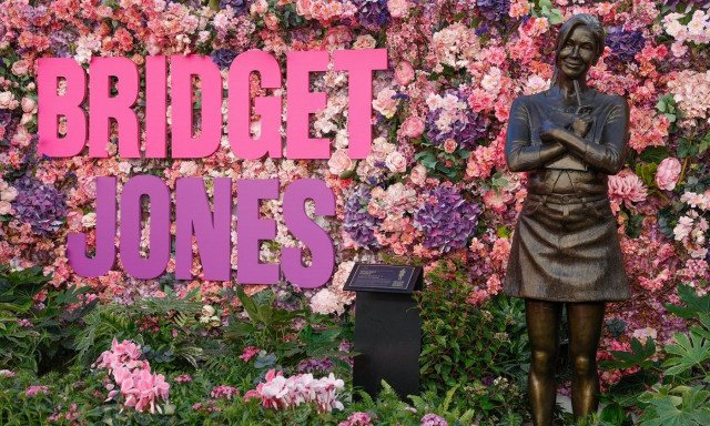 Βρετανία: Η Μπρίτζετ Τζόουνς απέκτησε το δικό της άγαλμα στο Λονδίνο - Βίντεο