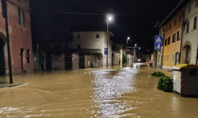 Στις λάσπες βούλιαξαν ιταλικά τουριστικά θέρετρα από πλημμύρες - Δύο αγνοούμενοι από κατολίσθηση