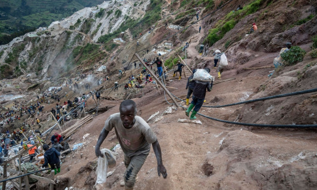 Τραγωδία στη ΛΔ Κονγκό: Δεκάδες νεκροί από κατάρρευση γέφυρας σε ορυχείο κοβαλτίου