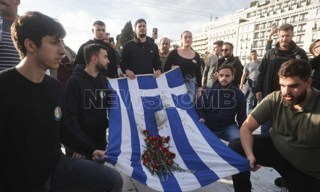 Πολυτεχνείο: Οι φοιτητές με την ελληνική σημαία είπαν τον εθνικό ύμνο μπροστά στα ονόματα των νεκρών