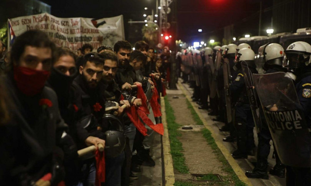Πολυτεχνείο: Περισσότεροι από 15.000 διαδηλωτές στην πορεία - Live updates