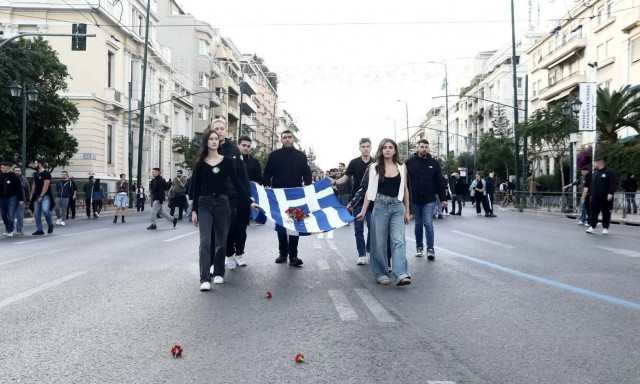 Πολυτεχνείο: Η κόρη της Φώφης Γεννηματά στην κεφαλή με την αιματοβαμμένη σημαία