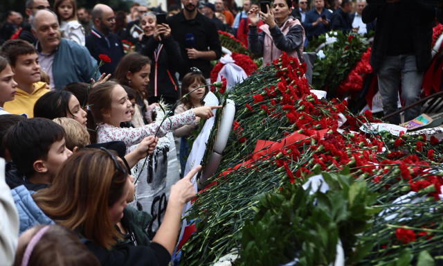 Πλήθος κόσμου τίμησε την 52η επέτειο της εξέγερσης του Πολυτεχνείου