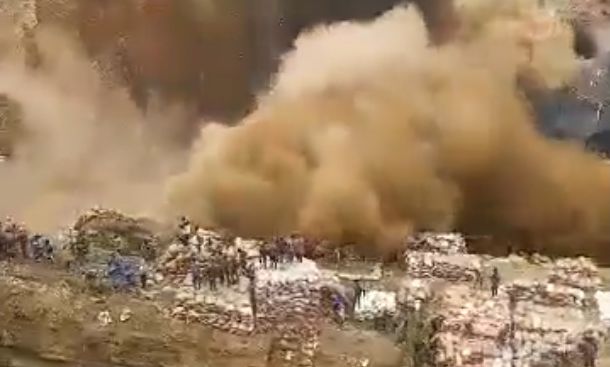 ΛΔ Κονγκό: Η σοκαριστική στιγμή που γέφυρα καταρρέει σε ορυχείο - Τουλάχιστον 80 νεκροί - Βίντεο