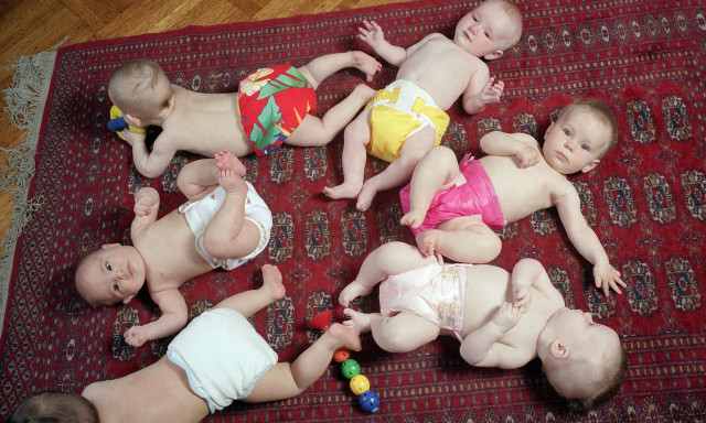 Συμβουλές ειδικών: Οι γονείς πρέπει να ζητούν από τα μωρά «συγκατάθεση» πριν αλλάξουν τις πάνες τους