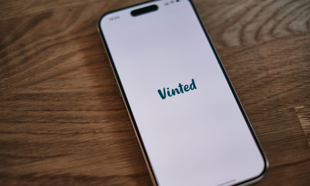 Γαλλία: Υπό έρευνα το Vinted για ερωτικό περιεχόμενο σε αγγελίες ρούχων