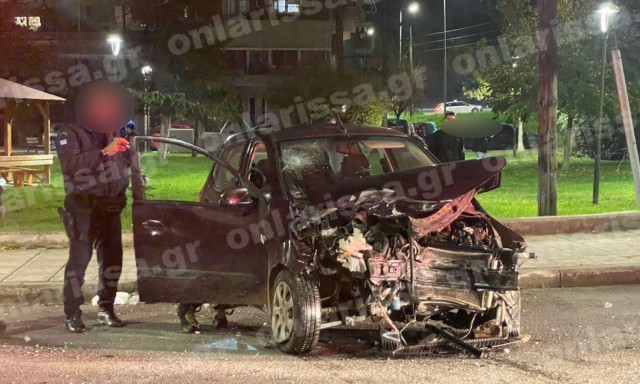 Λάρισα: Σοβαρό τροχαίο με σφοδρή σύγκρουση αυτοκινήτων - Εγκλωβίστηκαν τρία άτομα