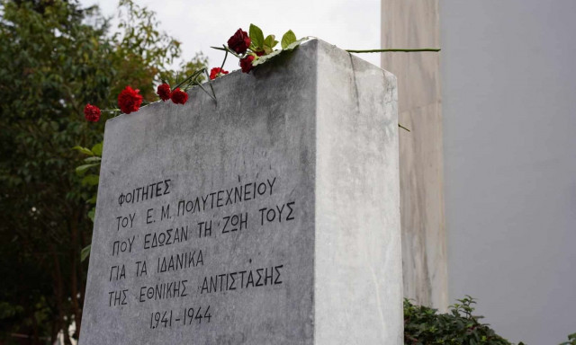 Πολυτεχνείο: Ο εορτασμός της πρώτης επετείου και η απαγγελία της «Ρωμιοσύνης» από τον Ρίτσο