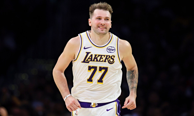 Ο Λούκα Ντόντσιτς το έκανε ξανά: Το «έσταξε» από τη… μία μπασκέτα στην άλλη – Δείτε βίντεο