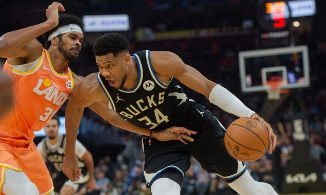 NBA: Αγωνία για Αντετοκούνμπο - Αποχώρησε και οι Μπακς ηττήθηκαν στο Κλίβελαντ