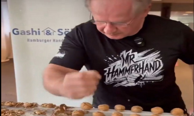 Mr Hammerhand: Έσπασε 293 καρύδια με το χέρι του σε ένα λεπτό και… ρεκόρ Γκίνες! - Δείτε βίντεο