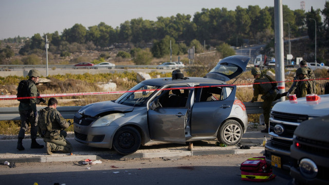 Ισραήλ: Ένας νεκρός από επίθεση με αμάξι και μαχαίρι - Οι τρομοκράτες είχαν και εκρηκτικά
