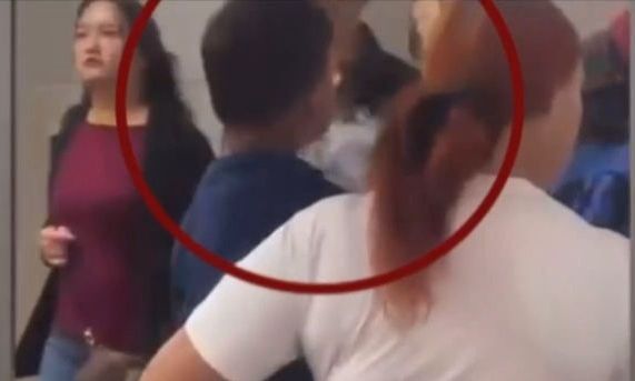 Αδιανόητο: Παιδάκι καπνίζει ηλεκτρονικό τσιγάρο στην αγκαλιά της μητέρας του – Δείτε βίντεο