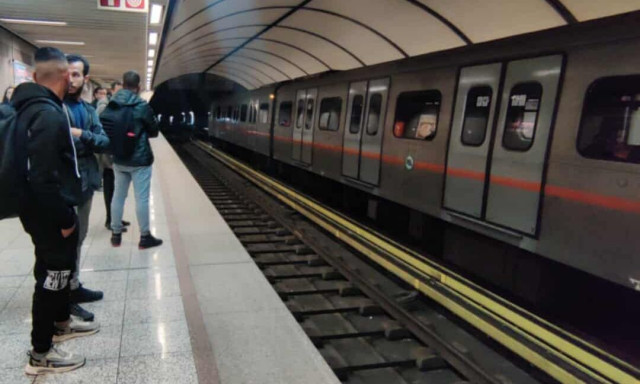 Εκκενώθηκε συρμός του μετρό στο Σύνταγμα - Τεχνικό πρόβλημα σε θύρα