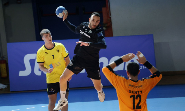 ΠΑΟΚ – ΑΕΚ 29-27: Της έσπασε το αήττητο κι έβαλε φωτιά στην κορυφή | Πρώτη νίκη μετά από 7 χρόνια!