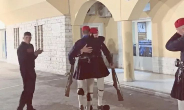 Συγκινητικό βίντεο: «Λύγισε» ο Εύζωνας στην τελευταία του αλλαγή