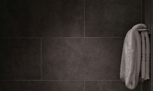 Αυτός είναι ο λόγος που οι ηλικιωμένοι δεν πρέπει να κάνουν ντους καθημερινά - Δερματολόγος εξηγεί