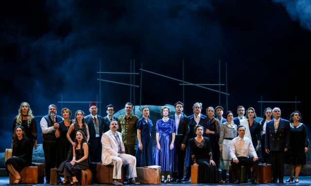 Αλεξάνδρεια: Ο ουρανός του έρωτα, οι καβαφικοί στίχοι και οι γεωπολιτικές ταραχές στο Παλλάς