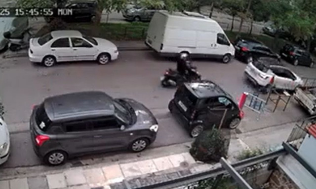 Νέος Κόσμος: Καρέ καρέ η δολοφονική επίθεση στον 58χρονο οδηγό μετά την καταδίωξη