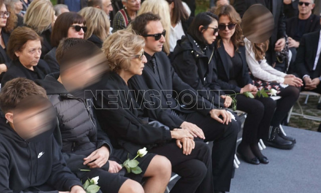 Αλέκος Φλαμπουράρης: Συγκίνηση και δάκρυα στην πολιτική κηδεία του