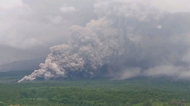 Συναγερμός στην Ινδονησία: Έκρηξη ηφαιστείου προκαλεί μαζικές εκκενώσεις χωριών - βίντεο