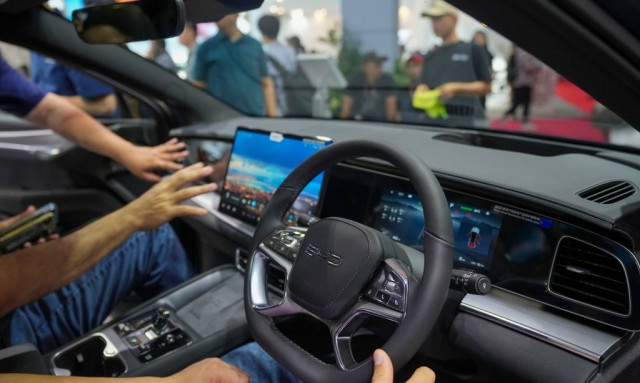 Τέλος οι οθόνες αφής στα αυτοκίνητα - Γιατί η Ευρώπη επιστρέφει στα κουμπιά