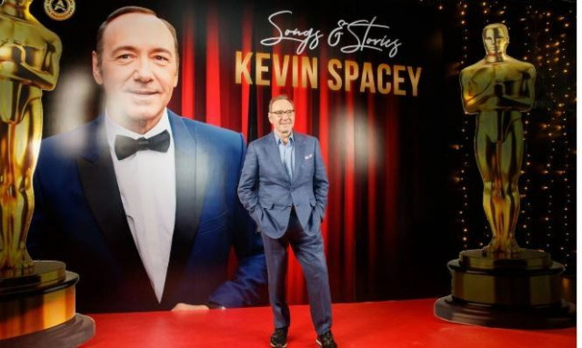 Η επιστροφή του Kέβιν Σπέισι: Το σόου στην Κύπρο, η εξορία από το Χόλιγουντ και η ζωή σε ξενοδοχεία