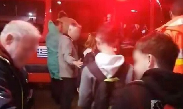 Κακοκαιρία στη Δυτική Ελλάδα: Μαθητές έφυγαν από φροντιστήριο με την... Πυροσβεστική - Δείτε βίντεο