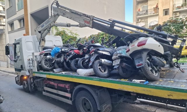 «Αδειάζει» από δίκυκλα η Αθήνα: Μεγάλη επιχείρηση απομάκρυνσης εγκαταλελειμμένων οχημάτων