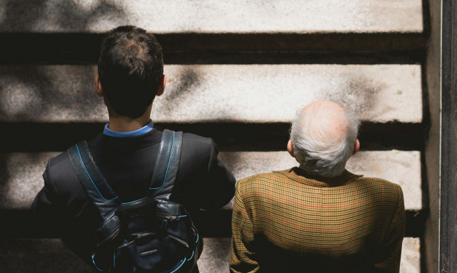 Ποια είναι τα καλύτερα χρόνια της ζωής μας; Καθηγήτρια ανατρέπει τα δεδομένα