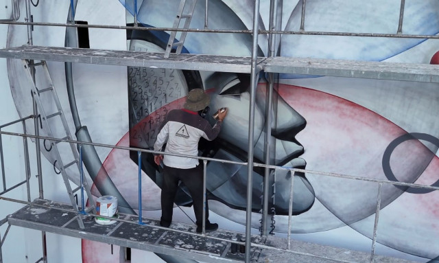 AIVA: Ο μυστηριώδης street artist με τις επιβλητικές τοιχογραφίες που εμφανίζονται στην Αθήνα