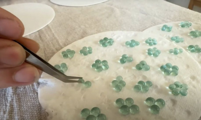 Καλιφόρνια: Καλλιτέχνιδα μετατρέπει τα θραύσματα από διαρρήξεις σε... κοσμήματα