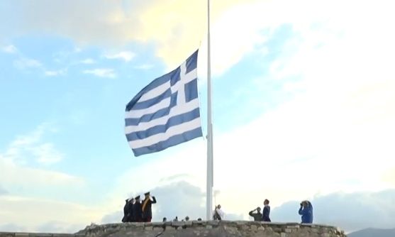 Ημέρα των Ενόπλων Δυνάμεων: Συγκίνηση κατά την έπαρση της σημαίας στην Ακρόπολη – Δείτε βίντεο