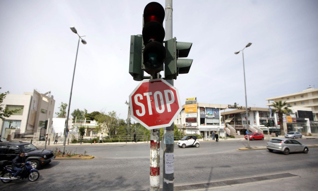 Σοβαρό τροχαίο με παράσυρση πεζού από μοτοσυκλέτα στην Κηφισίας