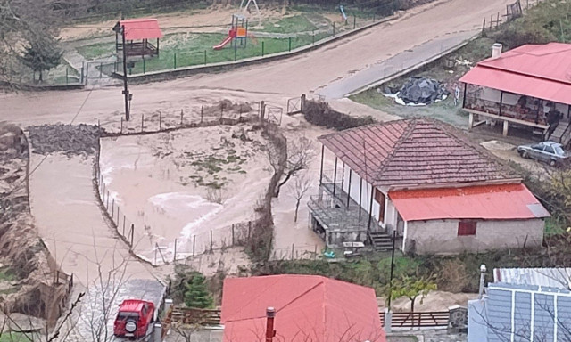 Τρίκαλα: Κομμένοι δρόμοι στα δύο και αποκλεισμένα χωριά στα Μετέωρα από την κακοκαιρία