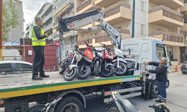 Αθήνα: Ξεκίνησε μεγάλη επιχείρηση απομάκρυνσης εγκαταλελειμμένων δικύκλων
