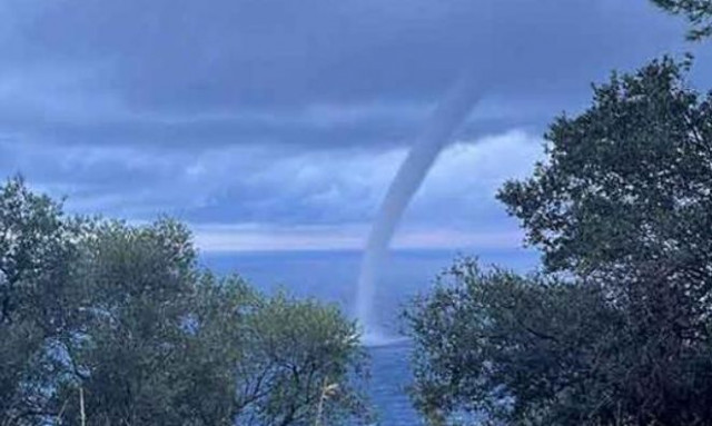 Μαγιόρκα: Υδροστρόβιλος χτυπά μόλις λίγα μέτρα μακριά από δημοφιλή παραλία