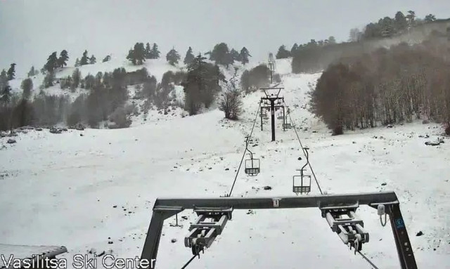 Στα λευκά η Βασιλίτσα Γρεβενών - Συνεχίζεται η χιονόπτωση