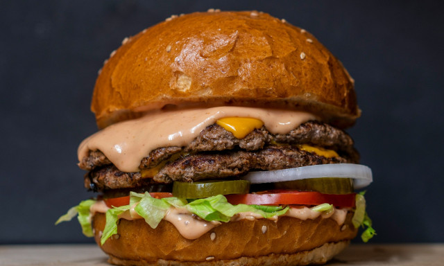 Φτιάχνουν ψεύτικες εικόνες με ωμά φαγητά μέσω AI για να πάρουν τα λεφτά τους πίσω