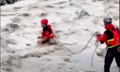 Τζουμέρκα: Η στιγμή της διάσωσης πυροσβέστη της ΕΜΑΚ που παρασύρθηκε από τα ορμητικά νερά ποταμού