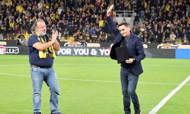 ΑΕΚ – Άρης: Αποθέωση για τον Μανόλο Χιμένεθ! Βραβεύθηκε από τον Μάριο Ηλιόπουλο (video)