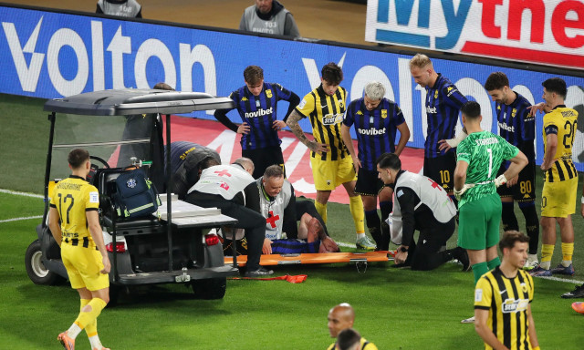 ΑΕΚ – Άρης: Σοβαρός τραυματισμός του Αλφαρέλα, αποχώρησε με φορείο