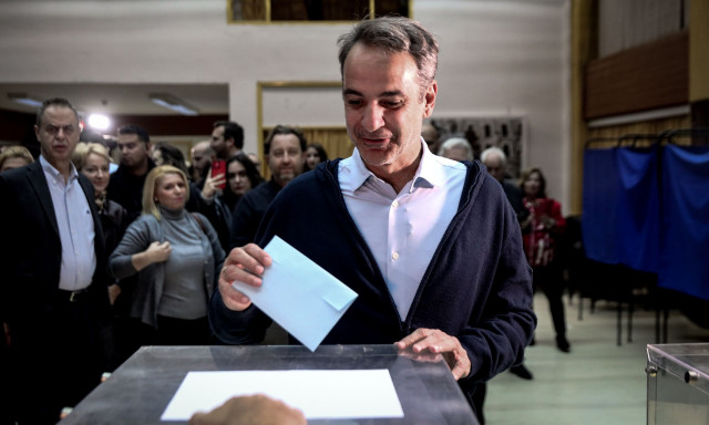 Παρατείνεται η ψηφοφορία στις εσωκομματικές της Νέας Δημοκρατίας -Ψήφισε ο Μητσοτάκης με τον γιο του