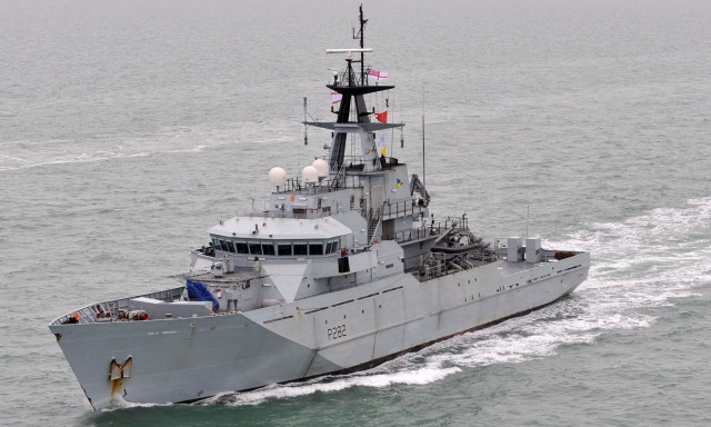 Βρετανικό πολεμικό πλοίο αναχαίτισε δύο ρωσικά σκάφη κοντά στις ακτές του Ηνωμένου Βασιλείου