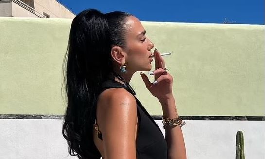 Οι διάσημοι κάνουν το κάπνισμα ξανά cool, γράφει η Wall Street Journal