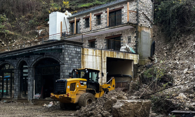 Τζουμέρκα: Τόνοι φερτών υλικών και ερείπια από τις πλημμύρες, σπίτι κόπηκε στα δύο – Δείτε εικόνες