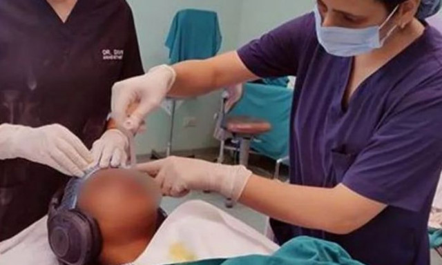 Νέα μελέτη: Η μουσική διευκολύνει τις χειρουργικές επεμβάσεις και επιταχύνει την ανάρρωση