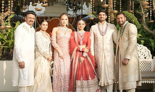 Ο πιο εντυπωσιακός γάμος της χρονιάς: Η τούρτα-παλάτι, η JLo και η ελίτ του Bollywood